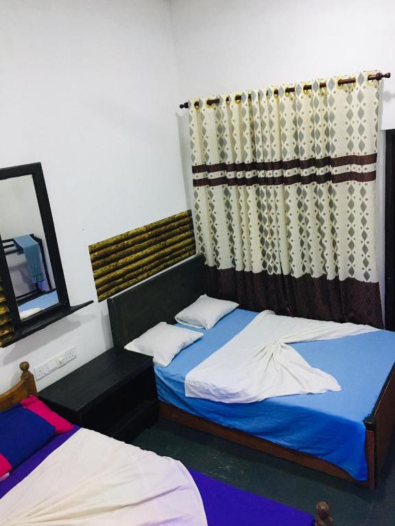 Postel nebo postele na pokoji v ubytování Bathiya Tourist Guest Anuradhapura