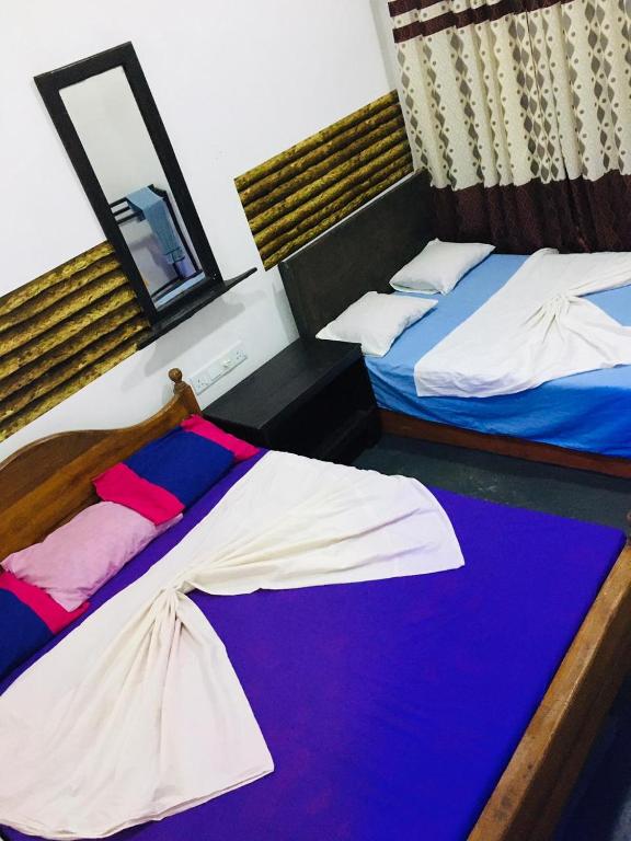Postel nebo postele na pokoji v ubytování Bathiya Tourist Guest Anuradhapura