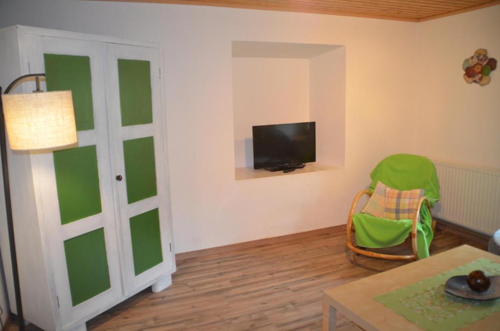 TV a/nebo společenská místnost v ubytování Reiters-Ferienhaus