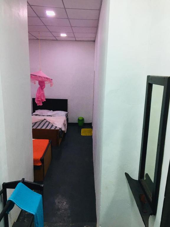 Postel nebo postele na pokoji v ubytování Bathiya Tourist Guest Anuradhapura