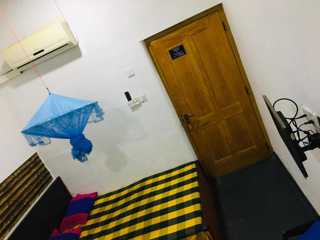 Postel nebo postele na pokoji v ubytování Bathiya Tourist Guest Anuradhapura