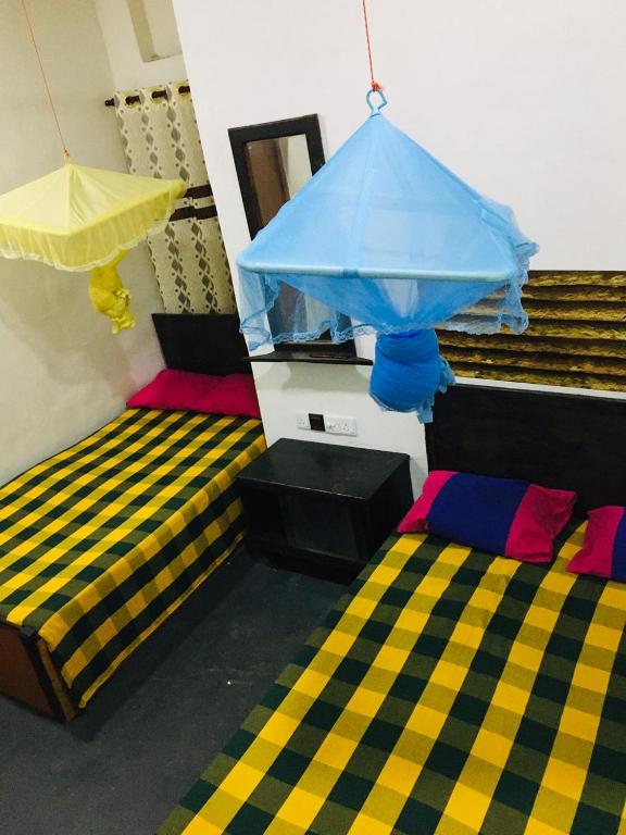 Postel nebo postele na pokoji v ubytování Bathiya Tourist Guest Anuradhapura