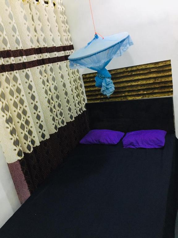 Postel nebo postele na pokoji v ubytování Bathiya Tourist Guest Anuradhapura