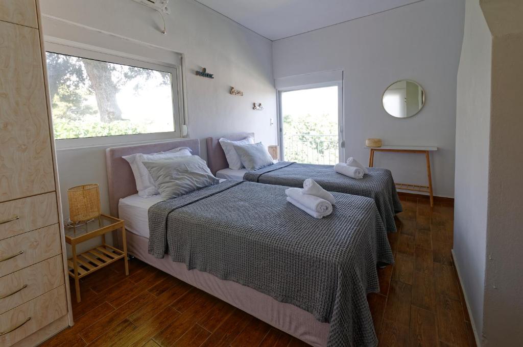 A bed or beds in a room at Avlaki Getaway Villa