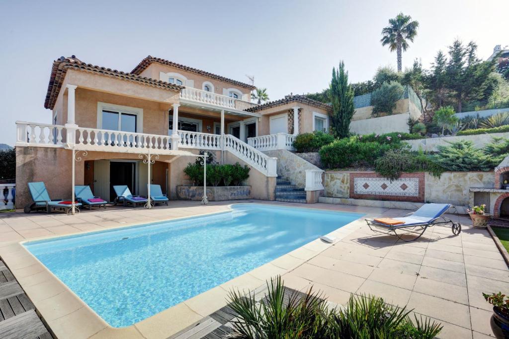 una villa con piscina y una casa en Villa élégante à Fréjus, Piscine, en Fréjus