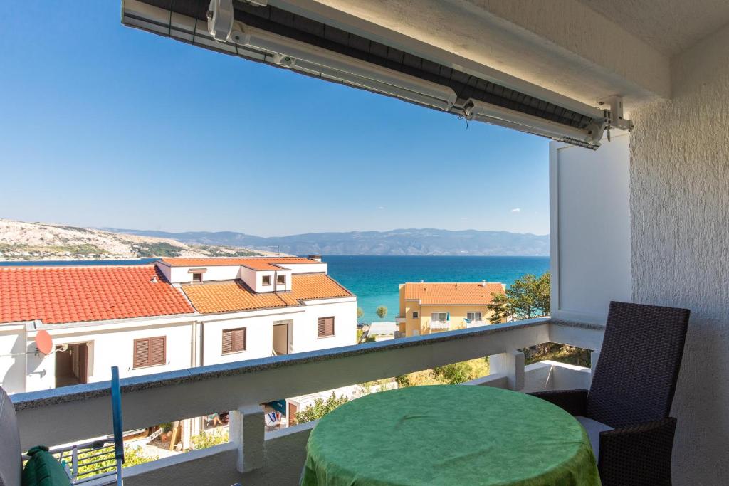 ein Balkon mit Tisch und Blick auf das Meer in der Unterkunft Marica A2 - Nr 1 in Baška