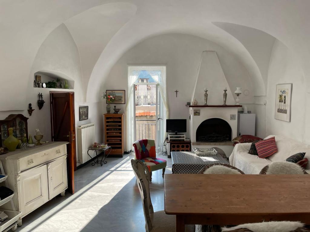 Airole的住宿－Vacation house in Airole, Liguria, Italy，带沙发和壁炉的客厅