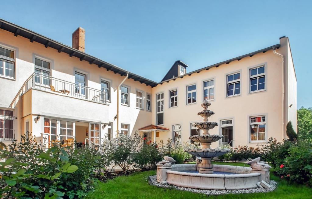 einen Brunnen im Innenhof eines Gebäudes in der Unterkunft Villa Altstadtperle Erfurt in Erfurt