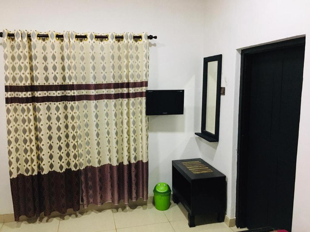 TV a/nebo společenská místnost v ubytování Bathiya Tourist Guest Anuradhapura
