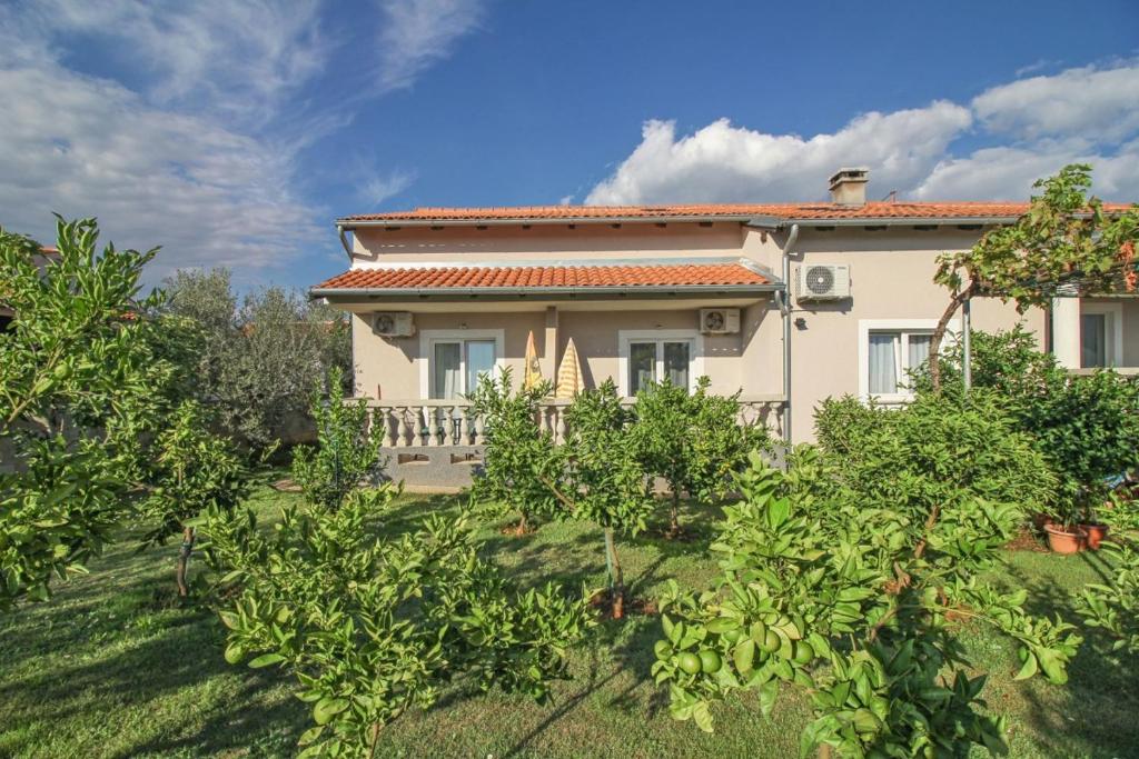 una casa con un jardín delante de ella en Toni in Pula - Istrien, en Pula