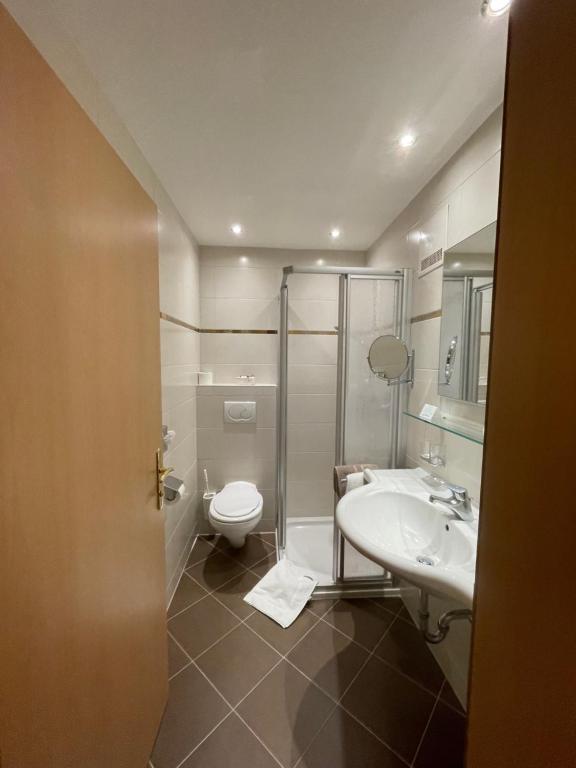 Koupelna v ubytování Arlen Lodge Hotel inkl Premium Karte im Sommer
