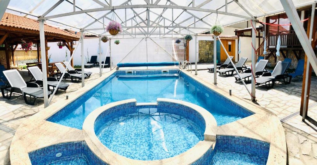 Bazén v ubytování Family Hotel Carpe Diem nebo v jeho okolí