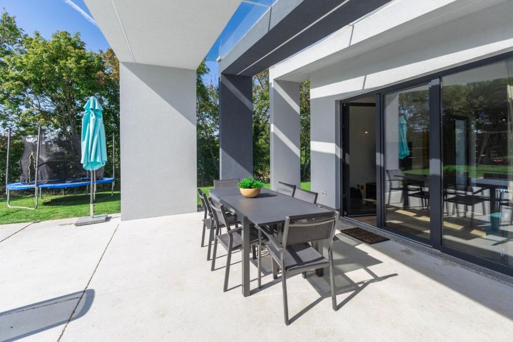 Patio lub wspólna przestrzeń na świeżym powietrzu w obiekcie Villa Mariva
