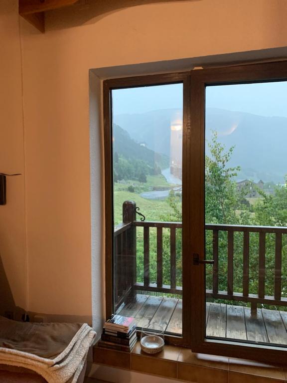 a room with a window and a balcony with a view at ABELLETES - K31 Deusol - Vall d'Incles - Soldeu in Incles