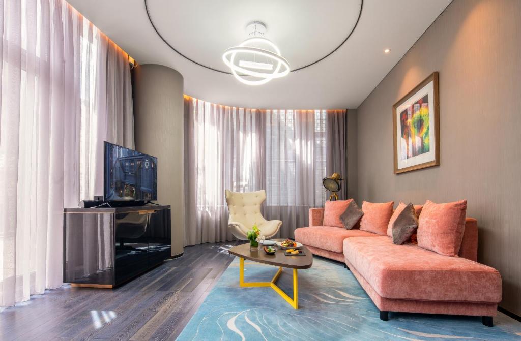 TV a/nebo společenská místnost v ubytování Cachet Boutique Kunming Artime