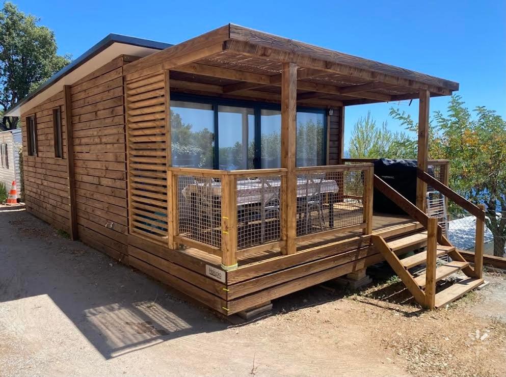 Photo de la galerie de l'établissement Mobil home Chalet 35 m2 camping l ile d or Saint-raphael, à Saint-Raphaël