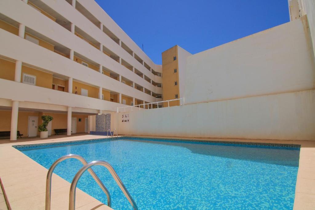 Apartamento con piscina en el centro de Calpe - PUEBLOMAR