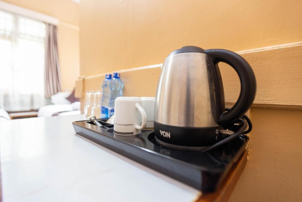 Příslušenství pro přípravu čaje a kávy v ubytování Impala Hotel Parklands