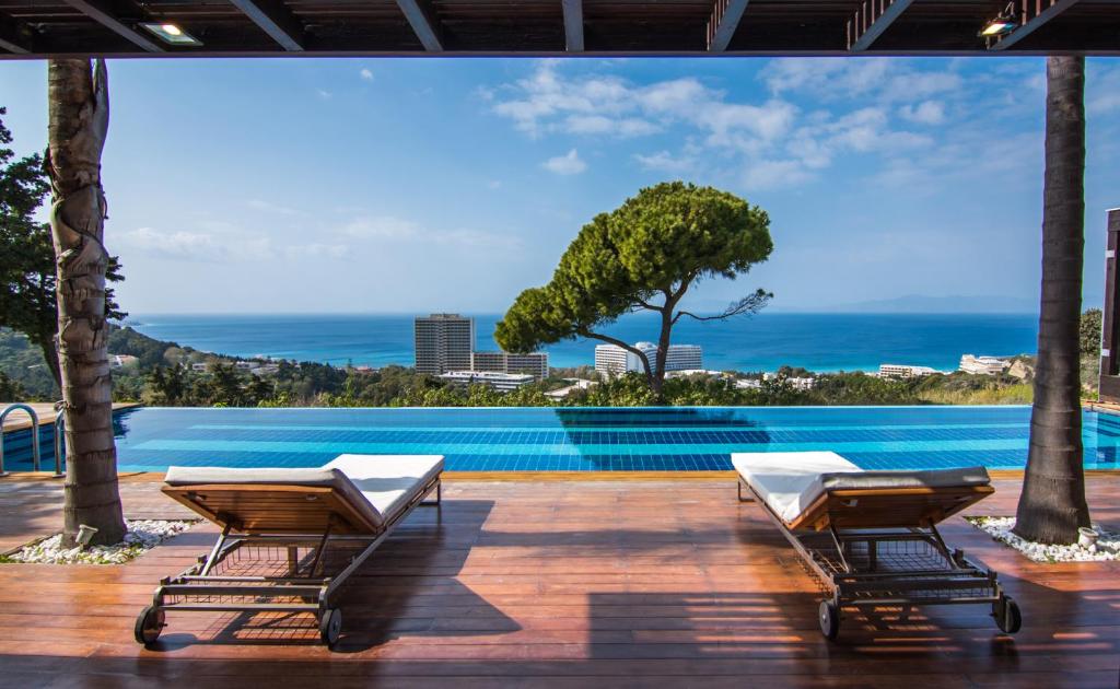 Una vista de una piscina desde una casa. en Villa Equinox, en Ixia