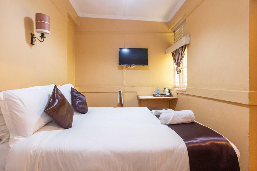 Postel nebo postele na pokoji v ubytování Impala Hotel Parklands
