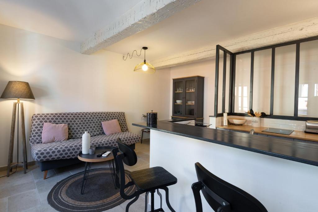een woonkamer met een bank en een tafel bij Studio Carignan in Bandol