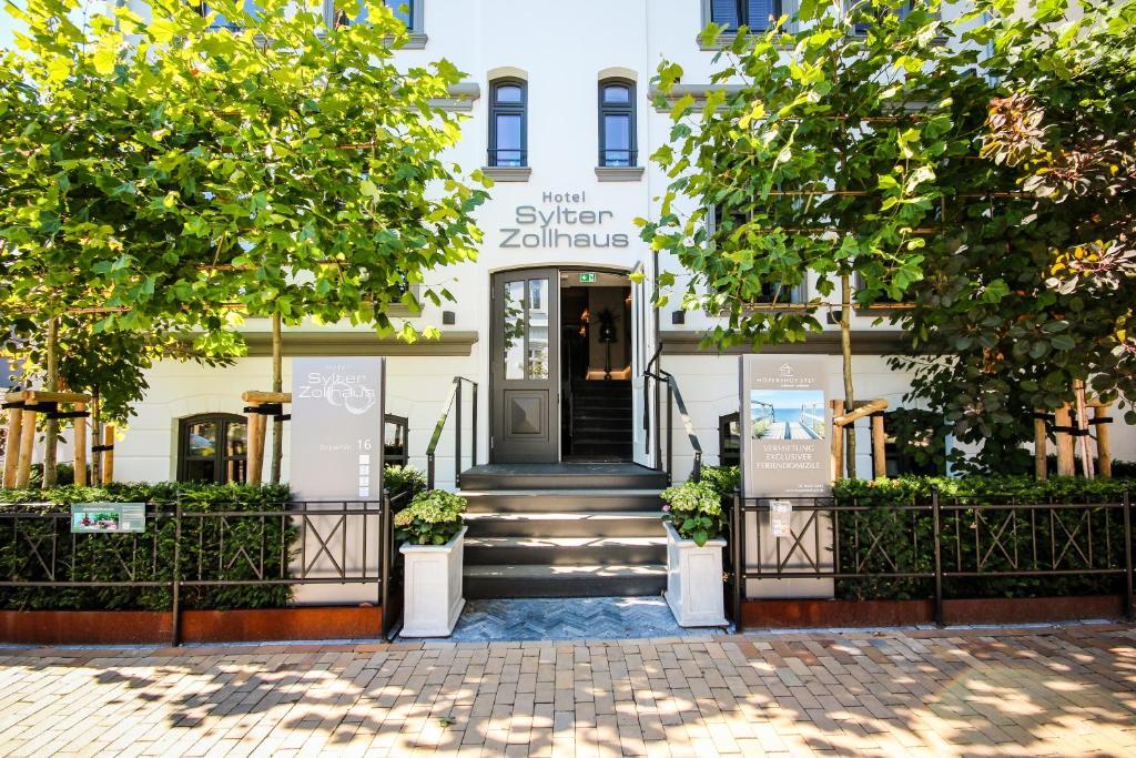 a building with the entrance to a store at Hotel Sylter Zollhaus in Westerland