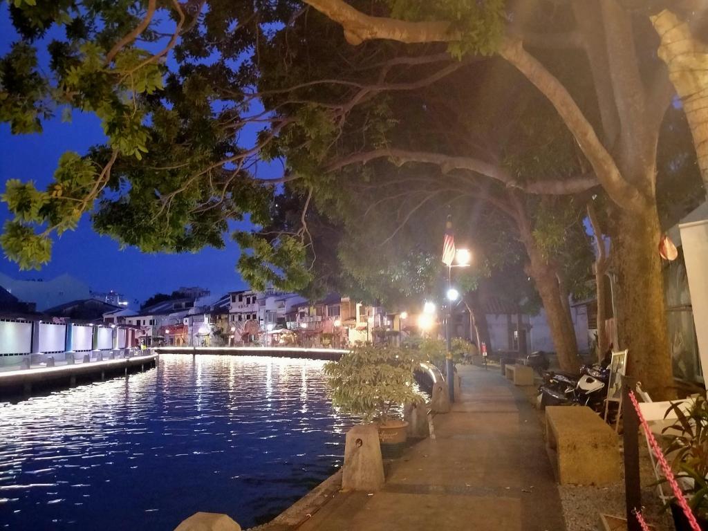 The swimming pool at or close to Alimama Guesthouse Melaka with Balcony