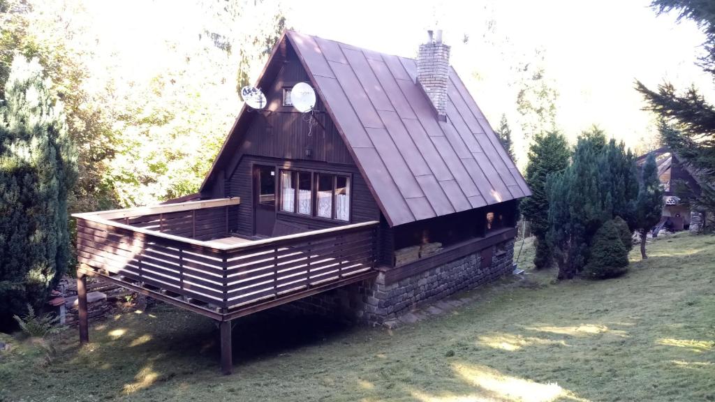 une petite maison avec un toit sur une cour dans l'établissement Chalupa u Šlikovky, à Jáchymov