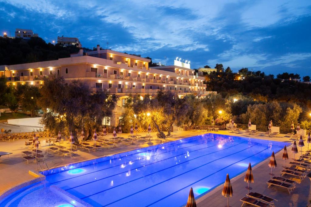 una piscina frente a un hotel por la noche en Hotel Delle More en Vieste