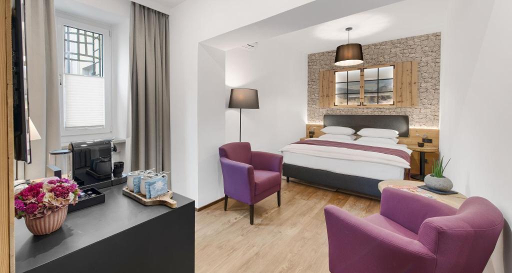 Postel nebo postele na pokoji v ubytování Alpen Hotel München