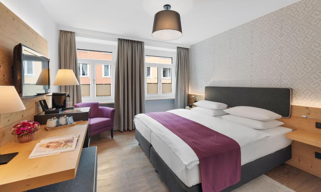 Postel nebo postele na pokoji v ubytování Alpen Hotel München