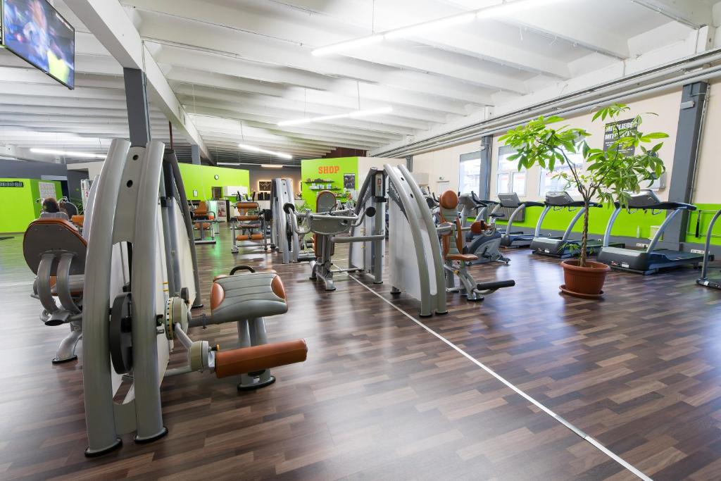 Fitness centrum a/nebo fitness zařízení v ubytování Rosen-Hotel