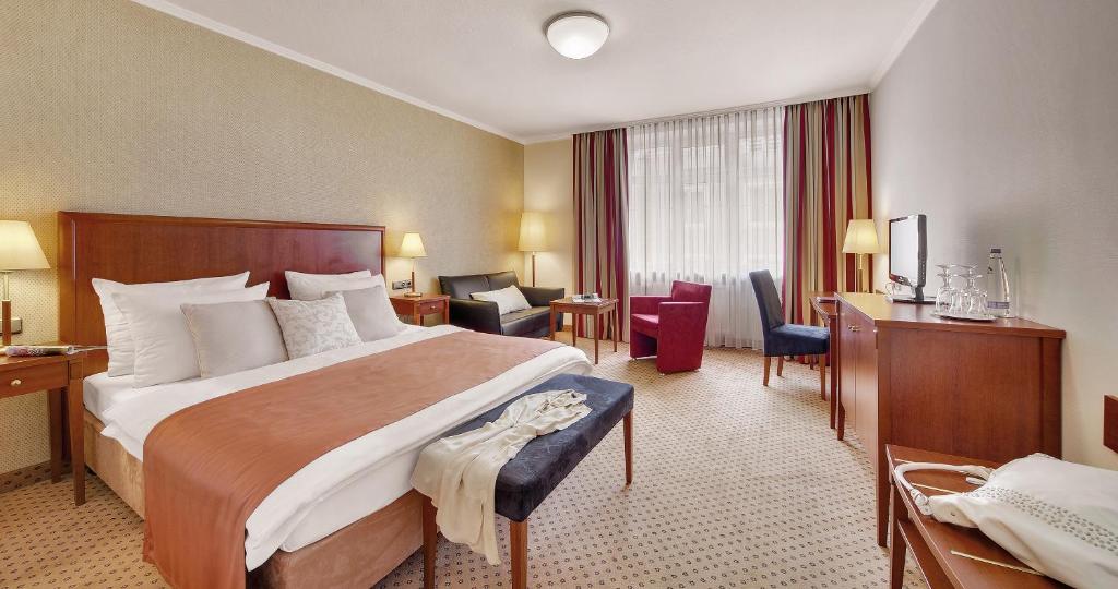 Postel nebo postele na pokoji v ubytování Alpen Hotel München