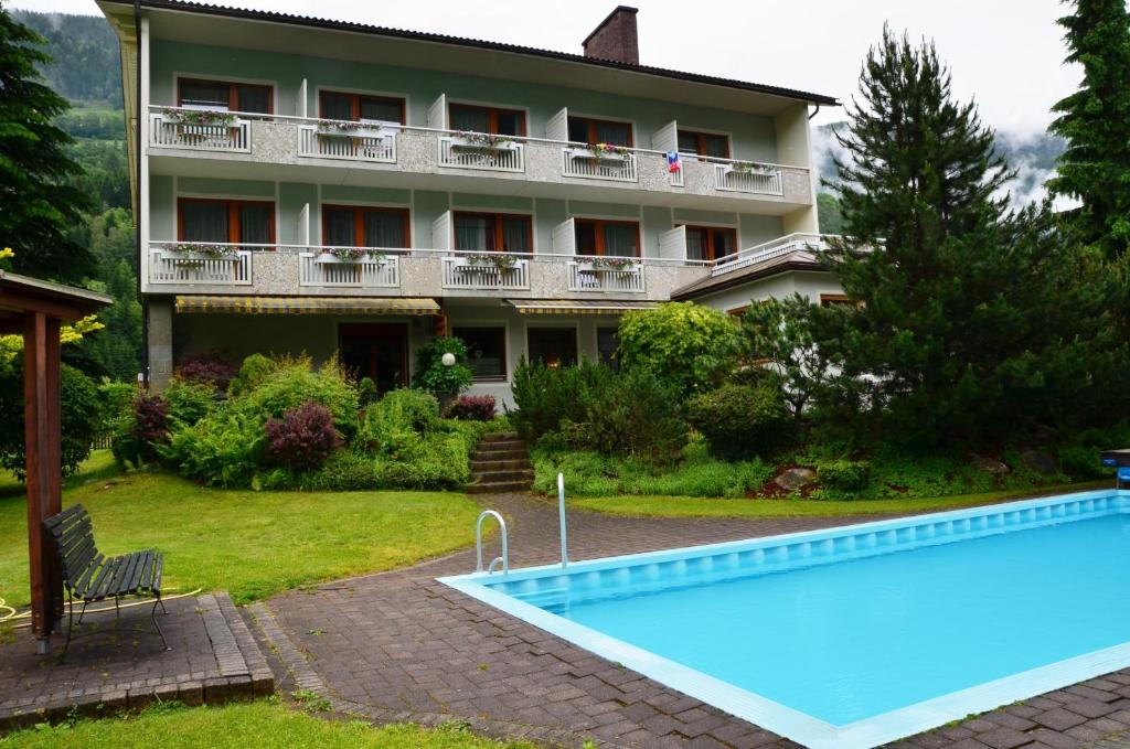 Bazén v ubytování Klamberghof Burgstaller nebo v jeho okolí