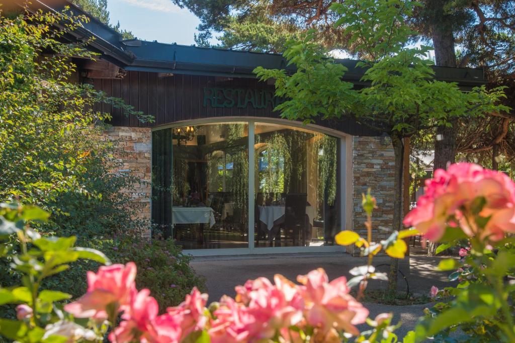 Zahrada ubytování Logis Hotel Le Lac