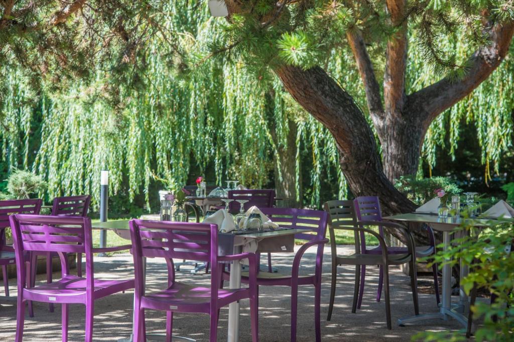 Zahrada ubytování Logis Hotel Le Lac