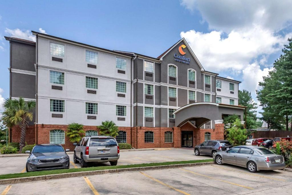 a hotel with cars parked in a parking lot at Comfort Inn & Suites in Villa Rica