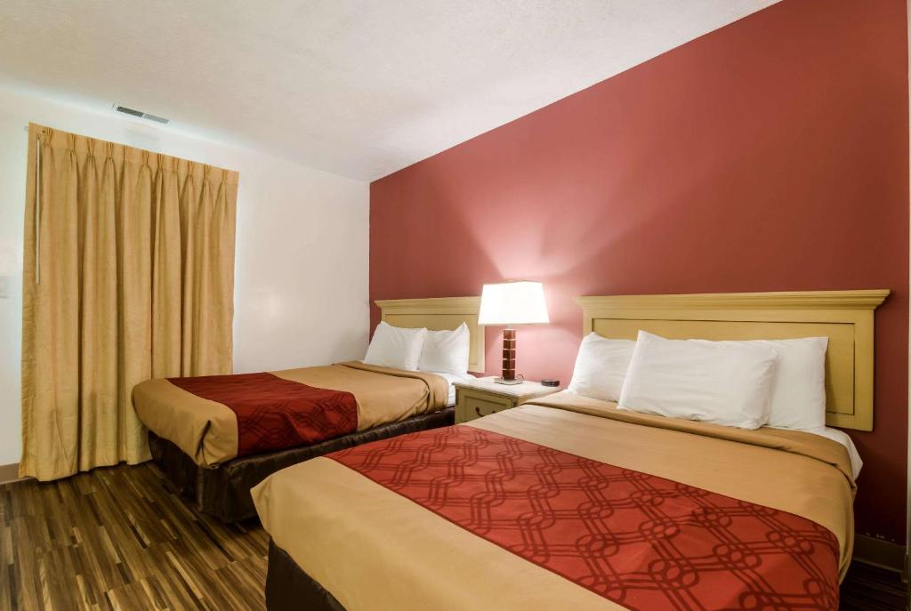 Cama ou camas em um quarto em Econo Lodge Inn & Suites Lake Harmony - Pocono Mountains Area