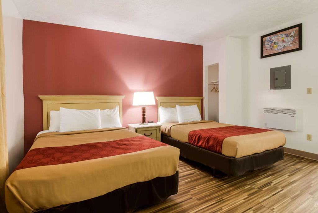Cama ou camas em um quarto em Econo Lodge Inn & Suites Lake Harmony - Pocono Mountains Area