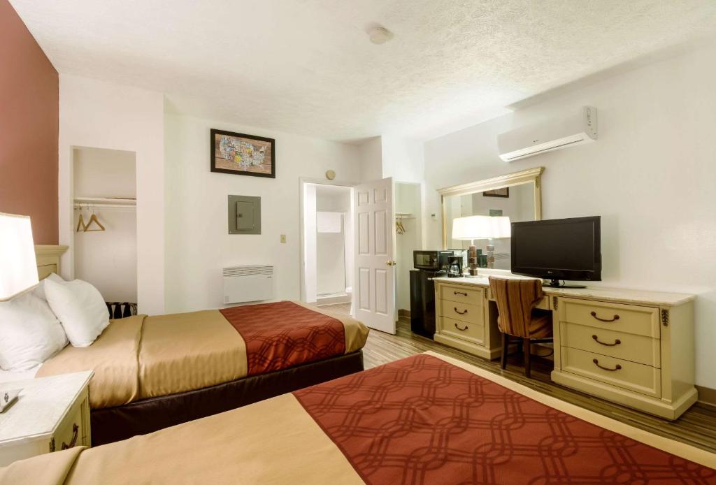 Cama ou camas em um quarto em Econo Lodge Inn & Suites Lake Harmony - Pocono Mountains Area