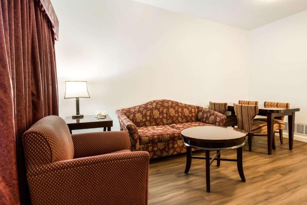 Uma área de estar em Econo Lodge Inn & Suites Lake Harmony - Pocono Mountains Area