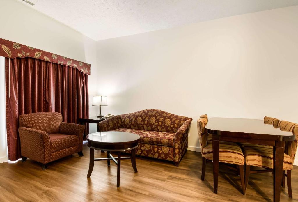 Uma área de estar em Econo Lodge Inn & Suites Lake Harmony - Pocono Mountains Area