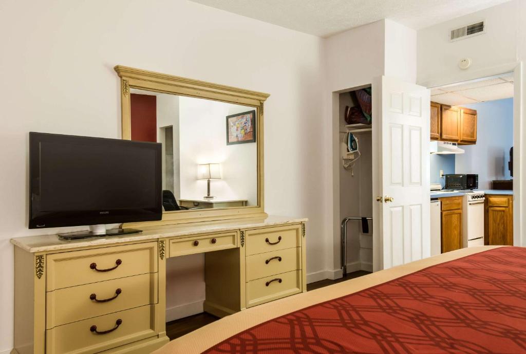 Uma TV ou centro de entretenimento em Econo Lodge Inn & Suites Lake Harmony - Pocono Mountains Area
