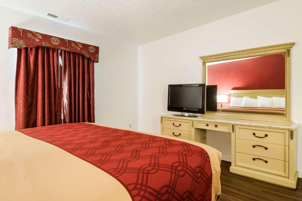 Uma TV ou centro de entretenimento em Econo Lodge Inn & Suites Lake Harmony - Pocono Mountains Area