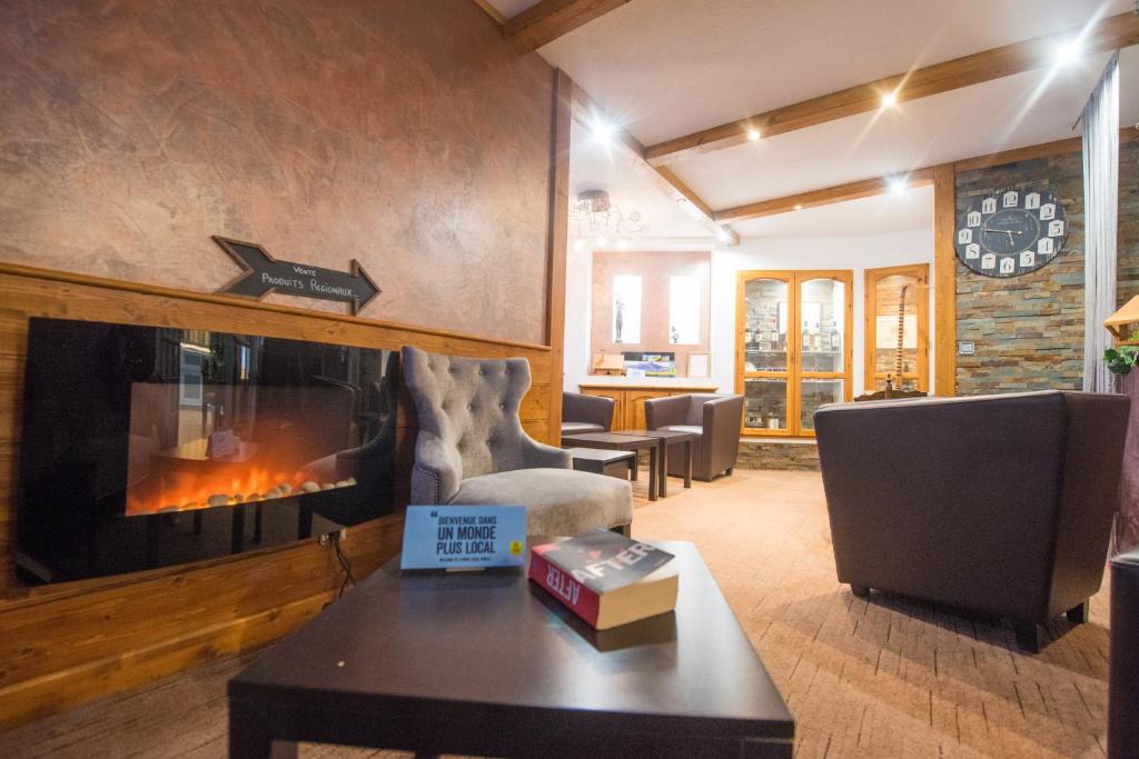 Posezení v ubytování Logis Hotel Le Lac