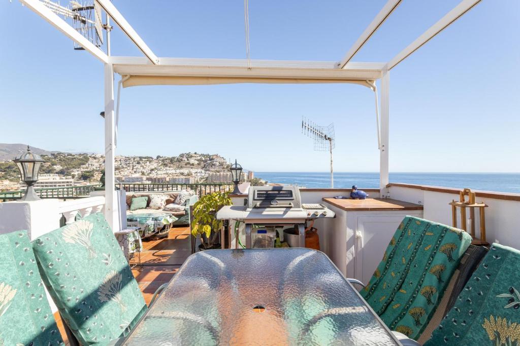 balcone con sedie e vista sull'oceano di Casa Mia ad Almuñécar