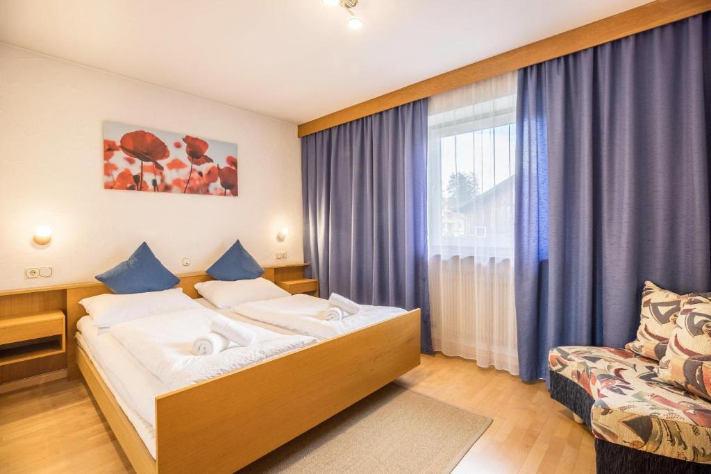 um quarto de hotel com uma cama e uma janela em Apt Hofer Monika em Villabassa
