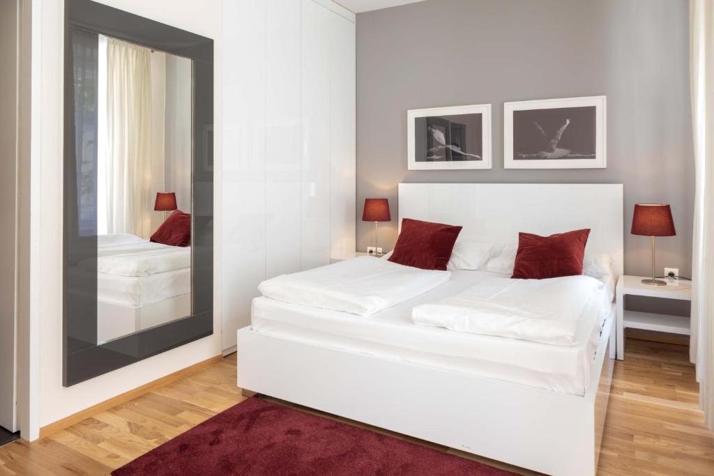 Letto o letti in una camera di The Levante Rathaus Apartments
