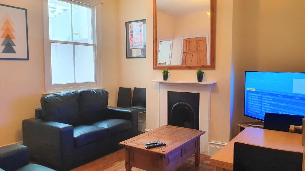Gallery image of 4 Bedroom Townhouse + Parking in Swindon