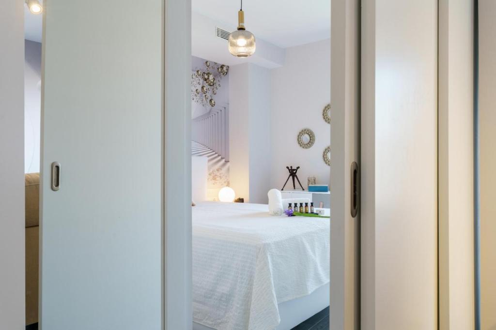 A bed or beds in a room at Teatinos Sky Garden I